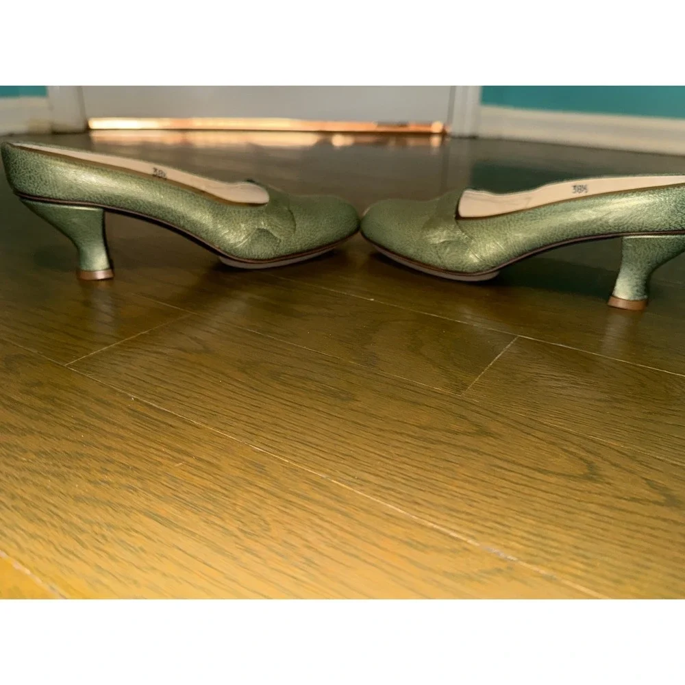 Lisa Nading Green Metallic Textured Leather Kitten Heel Bow Pumps Size 38.5